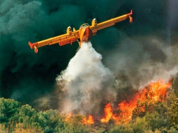 Φωτιά στα Βίλια: Καίγονται σπίτια εκτός οικισμού